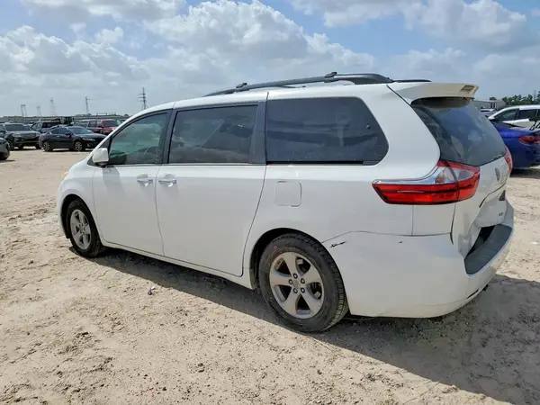 5TDKZ3DC8HS888364 2017 TOYOTA SIENNA - Image 2