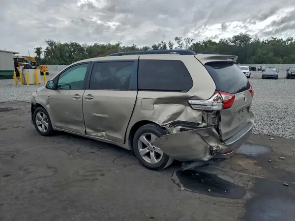 5TDKZ3DC8HS891801 2017 TOYOTA SIENNA - Image 2
