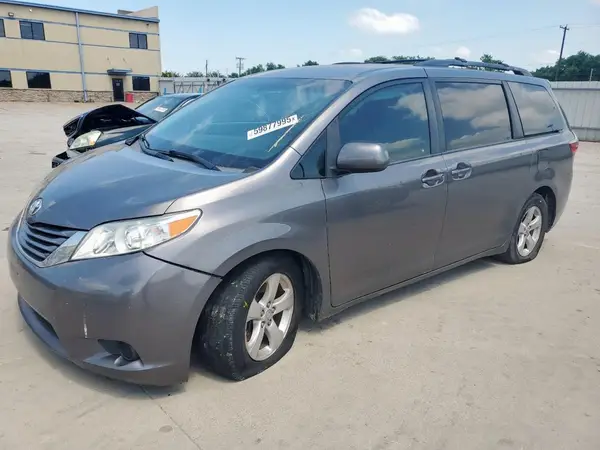5TDKZ3DC8HS900433 2017 TOYOTA SIENNA - Image 1
