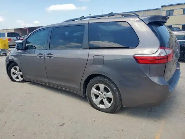 5TDKZ3DC8HS900433 2017 TOYOTA SIENNA - Image 2