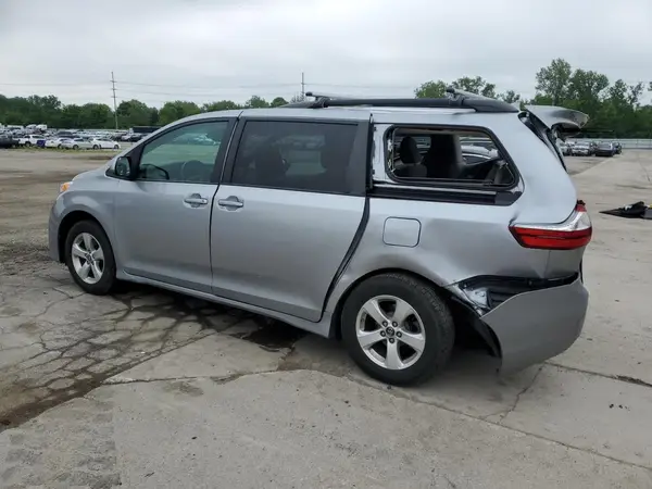 5TDKZ3DC8JS901748 2018 TOYOTA SIENNA - Image 2