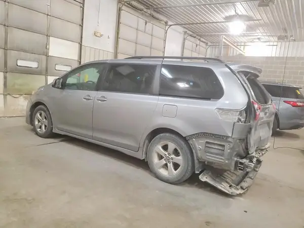 5TDKZ3DC8JS901751 2018 TOYOTA SIENNA - Image 2
