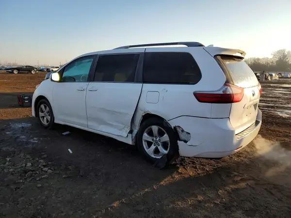 5TDKZ3DC8JS902236 2018 TOYOTA SIENNA - Image 2