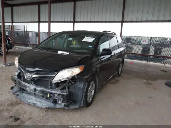 5TDKZ3DC8JS902303 2018 TOYOTA SIENNA - Image 2
