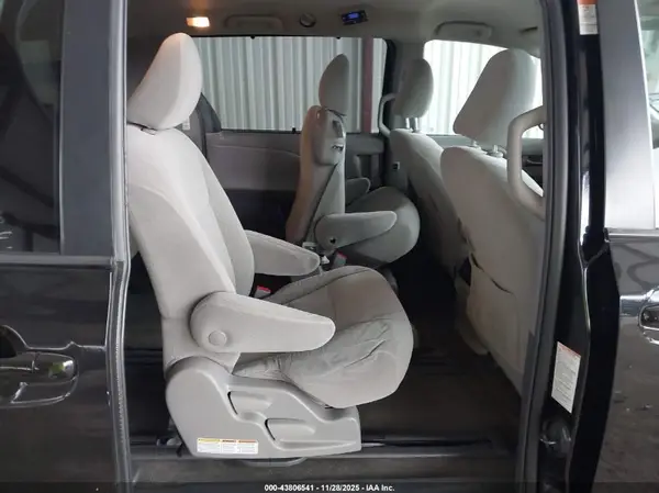 5TDKZ3DC8JS902303 2018 TOYOTA SIENNA - Image 8