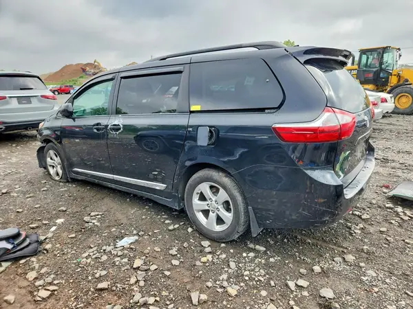 5TDKZ3DC8JS902396 2018 TOYOTA SIENNA - Image 2