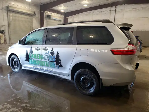 5TDKZ3DC8JS903175 2018 TOYOTA SIENNA - Image 2