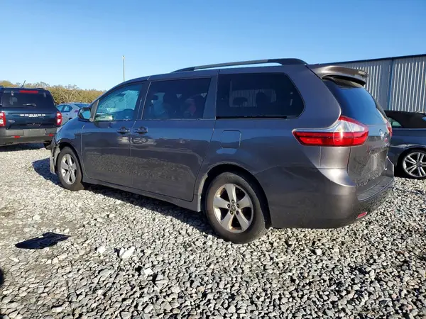 5TDKZ3DC8JS903838 2018 TOYOTA SIENNA - Image 2