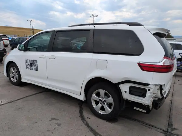 5TDKZ3DC8JS904908 2018 TOYOTA SIENNA - Image 2