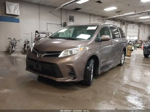 5TDKZ3DC8JS908327 2018 TOYOTA SIENNA - Image 2