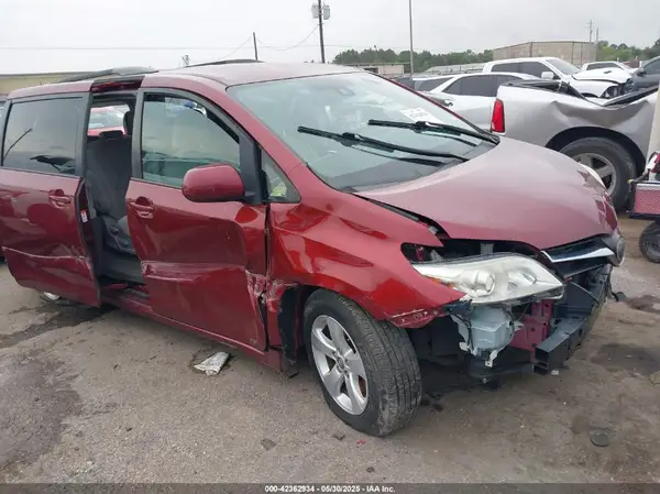 5TDKZ3DC8JS909056 2018 TOYOTA SIENNA - Image 1