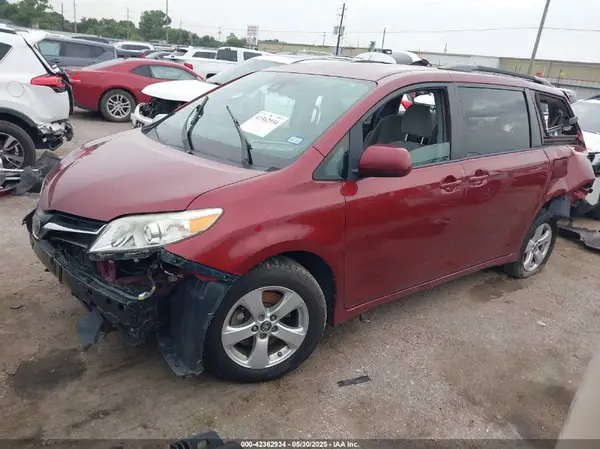5TDKZ3DC8JS909056 2018 TOYOTA SIENNA - Image 2