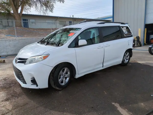 5TDKZ3DC8JS914225 2018 TOYOTA SIENNA - Image 1