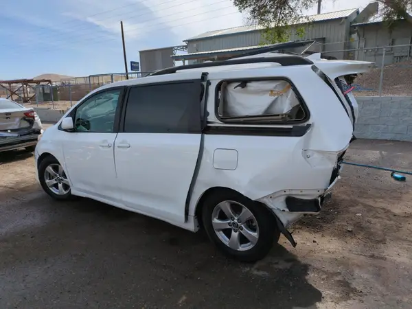 5TDKZ3DC8JS914225 2018 TOYOTA SIENNA - Image 2