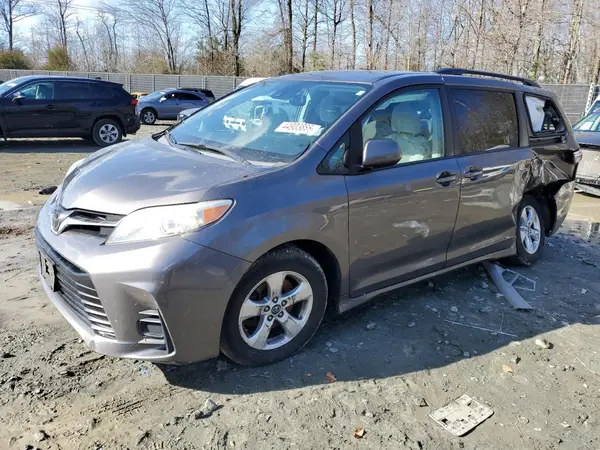 5TDKZ3DC8JS915102 2018 TOYOTA SIENNA - Image 1