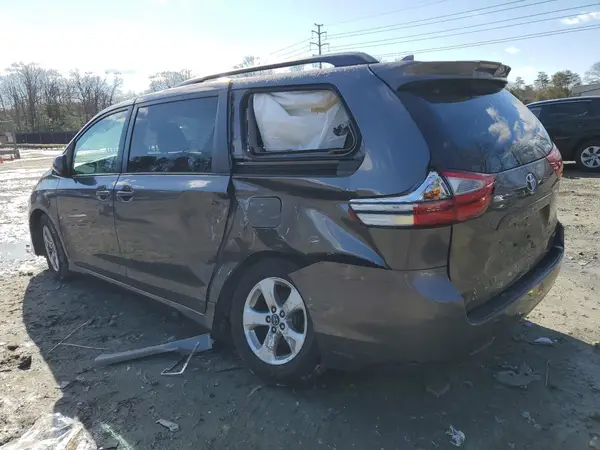 5TDKZ3DC8JS915102 2018 TOYOTA SIENNA - Image 2