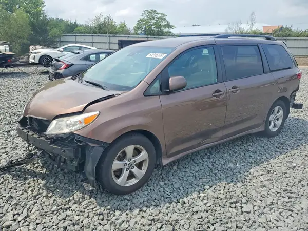 5TDKZ3DC8JS915696 2018 TOYOTA SIENNA - Image 1