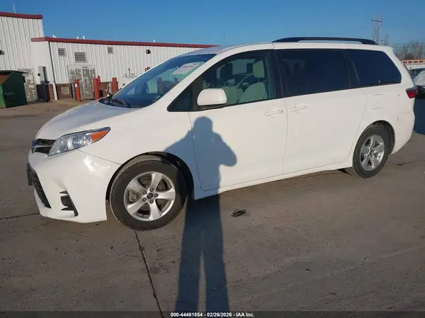 5TDKZ3DC8JS917254 2018 TOYOTA SIENNA - Image 2