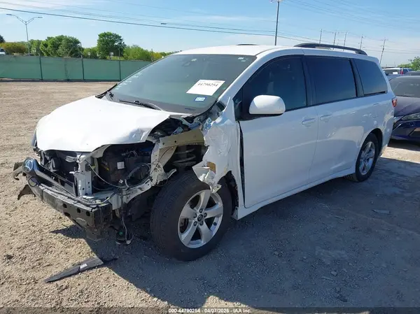 5TDKZ3DC8JS921658 2018 TOYOTA SIENNA - Image 2
