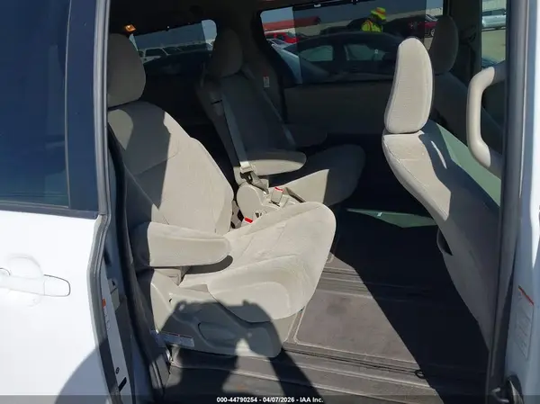 5TDKZ3DC8JS921658 2018 TOYOTA SIENNA - Image 8
