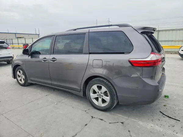 5TDKZ3DC8JS921997 2018 TOYOTA SIENNA - Image 2