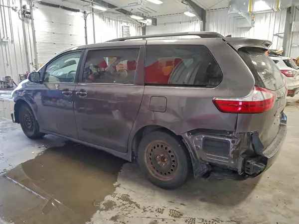 5TDKZ3DC8JS924902 2018 TOYOTA SIENNA - Image 2
