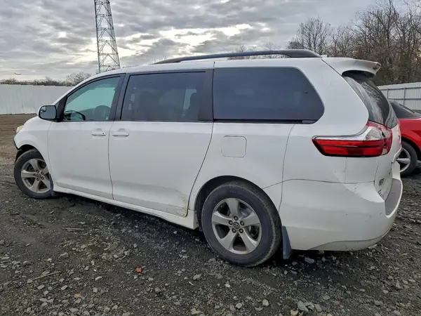 5TDKZ3DC8JS926813 2018 TOYOTA SIENNA - Image 2