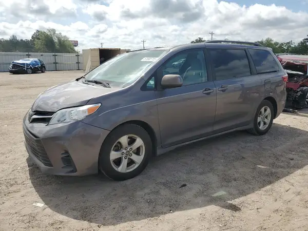 5TDKZ3DC8JS927377 2018 TOYOTA SIENNA - Image 1