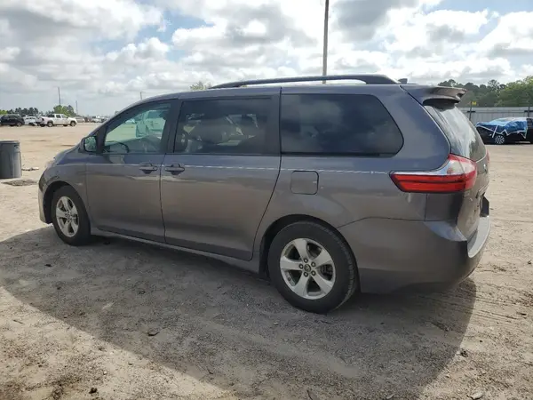 5TDKZ3DC8JS927377 2018 TOYOTA SIENNA - Image 2