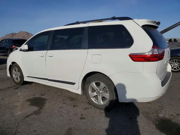 5TDKZ3DC8JS928366 2018 TOYOTA SIENNA - Image 2