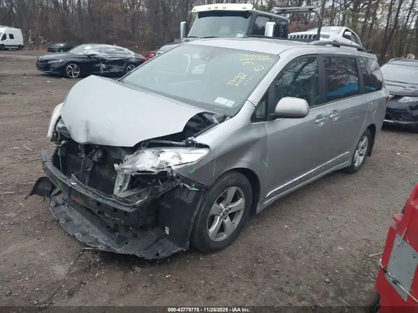 5TDKZ3DC8JS932904 2018 TOYOTA SIENNA - Image 2