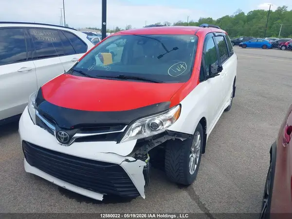 5TDKZ3DC8JS935852 2018 TOYOTA SIENNA - Image 2