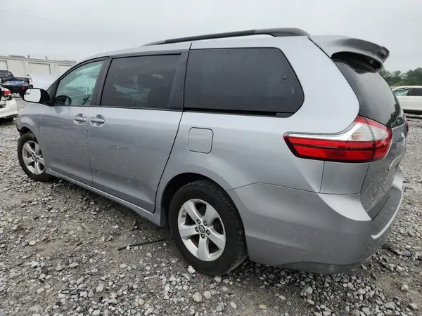 5TDKZ3DC8JS937875 2018 TOYOTA SIENNA - Image 2