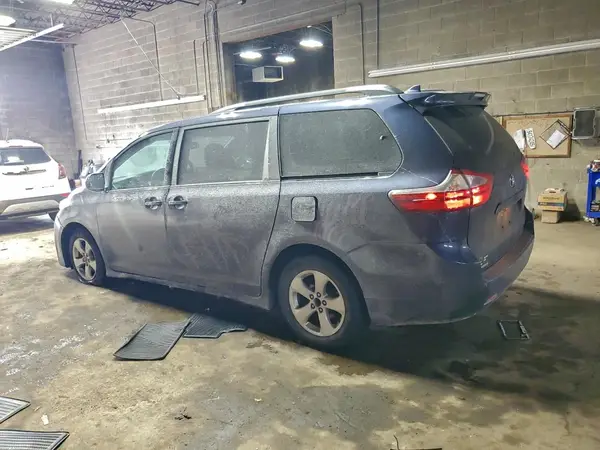 5TDKZ3DC8JS937990 2018 TOYOTA SIENNA - Image 2