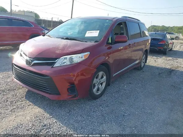 5TDKZ3DC8JS941358 2018 TOYOTA SIENNA - Image 2