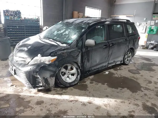 5TDKZ3DC8JS945278 2018 TOYOTA SIENNA - Image 2