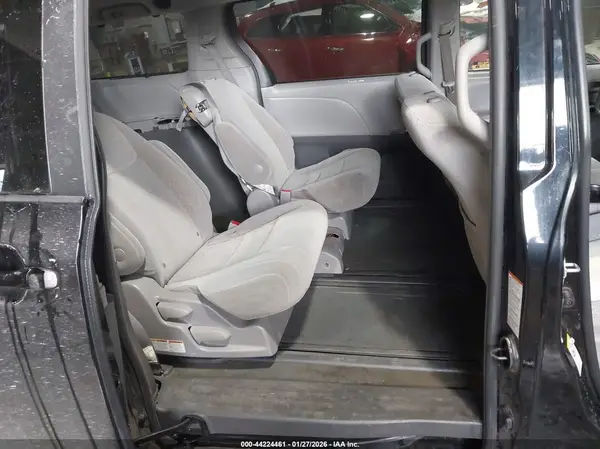 5TDKZ3DC8JS945278 2018 TOYOTA SIENNA - Image 8
