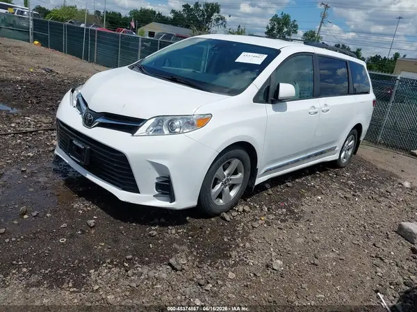5TDKZ3DC8JS946401 2018 TOYOTA SIENNA - Image 2