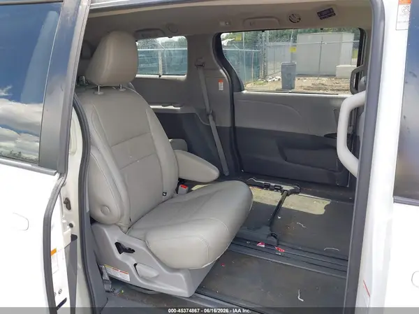 5TDKZ3DC8JS946401 2018 TOYOTA SIENNA - Image 8