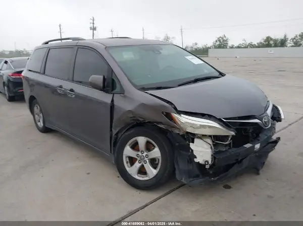 5TDKZ3DC8JS948150 2018 TOYOTA SIENNA - Image 1