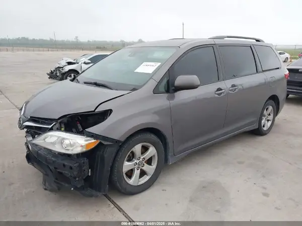 5TDKZ3DC8JS948150 2018 TOYOTA SIENNA - Image 2
