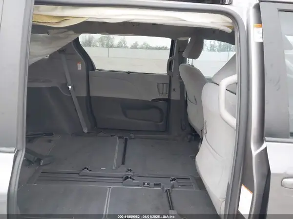 5TDKZ3DC8JS948150 2018 TOYOTA SIENNA - Image 8