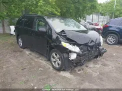 5TDKZ3DC8JS951713 2018 TOYOTA SIENNA