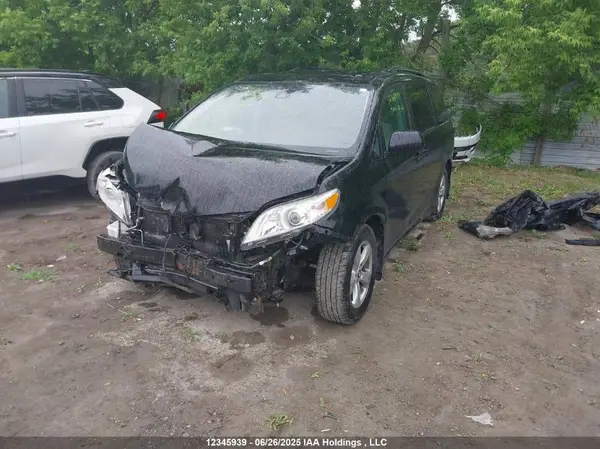 5TDKZ3DC8JS951713 2018 TOYOTA SIENNA - Image 2
