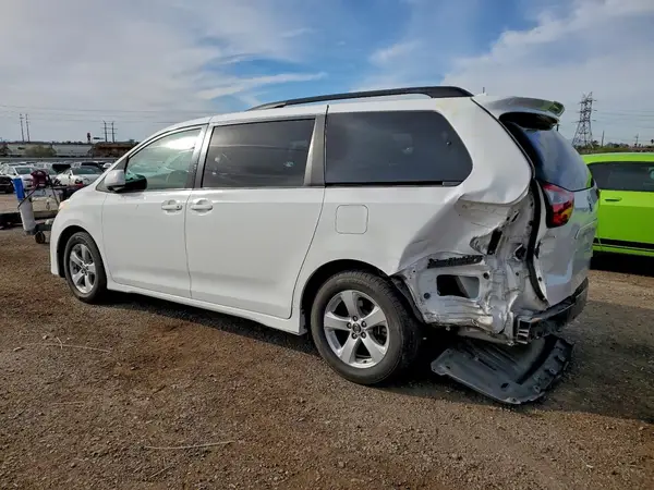 5TDKZ3DC8JS953252 2018 TOYOTA SIENNA - Image 2