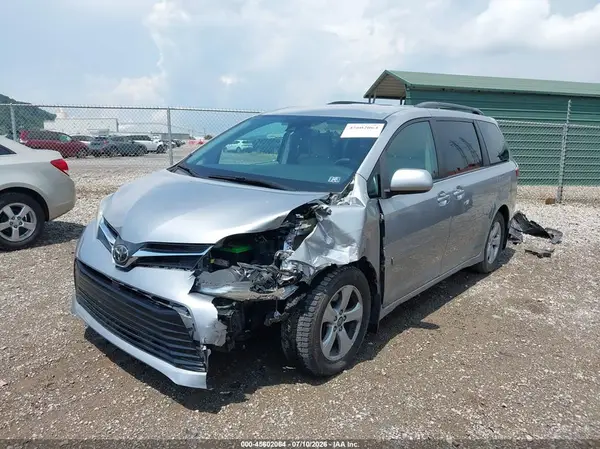 5TDKZ3DC8JS955308 2018 TOYOTA SIENNA - Image 2