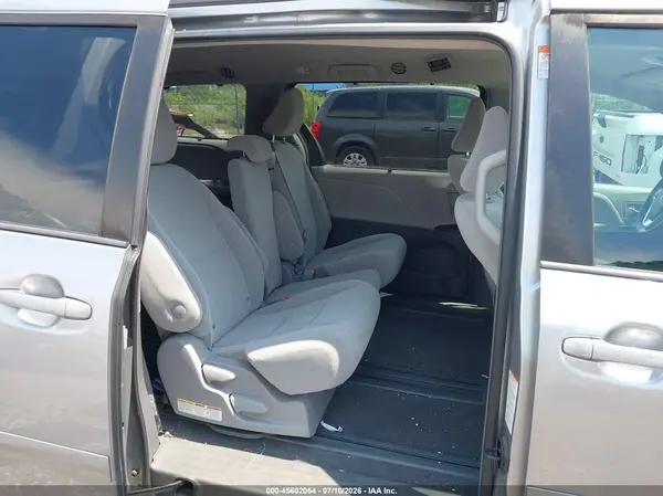 5TDKZ3DC8JS955308 2018 TOYOTA SIENNA - Image 8