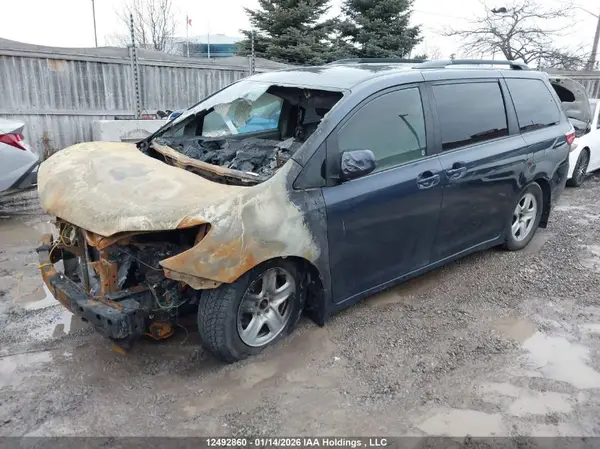 5TDKZ3DC8JS956250 2018 TOYOTA SIENNA - Image 2