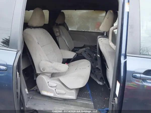 5TDKZ3DC8JS956250 2018 TOYOTA SIENNA - Image 8