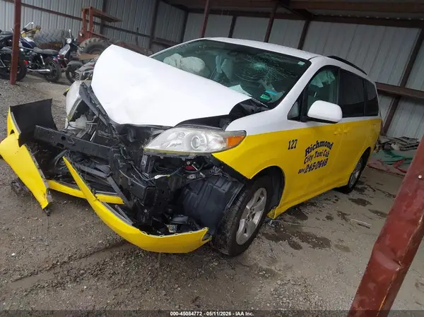 5TDKZ3DC8JS961836 2018 TOYOTA SIENNA - Image 2